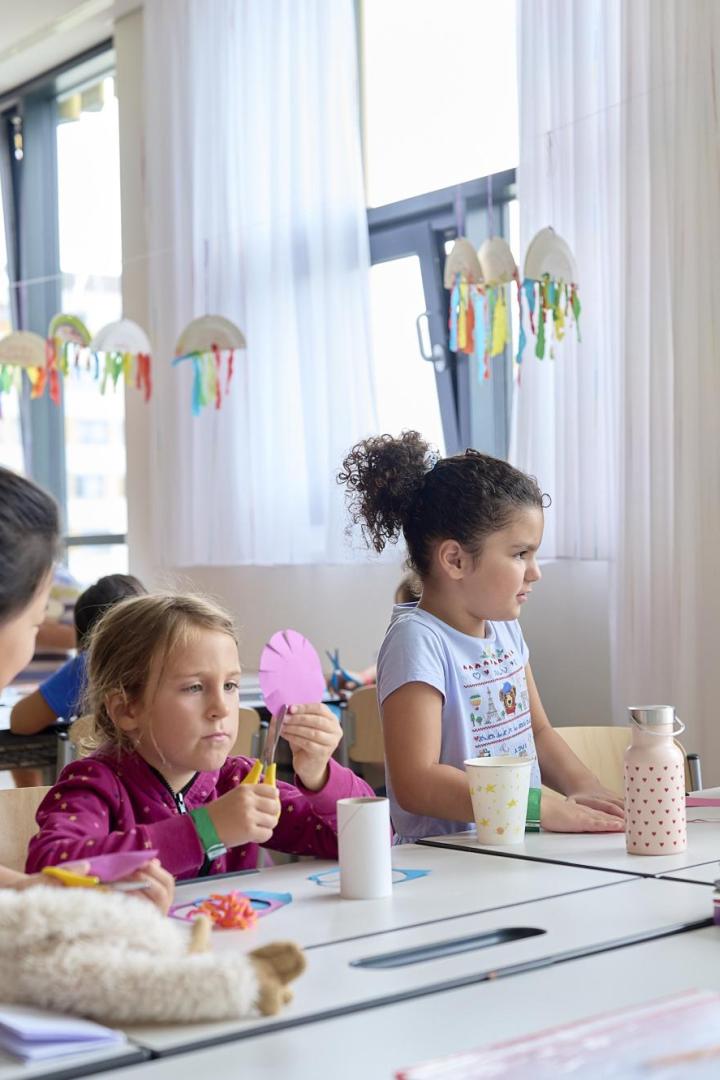 Vizebürgermeisterin Bettina Emmerling spricht mit Kindern in einer Schulklasse.