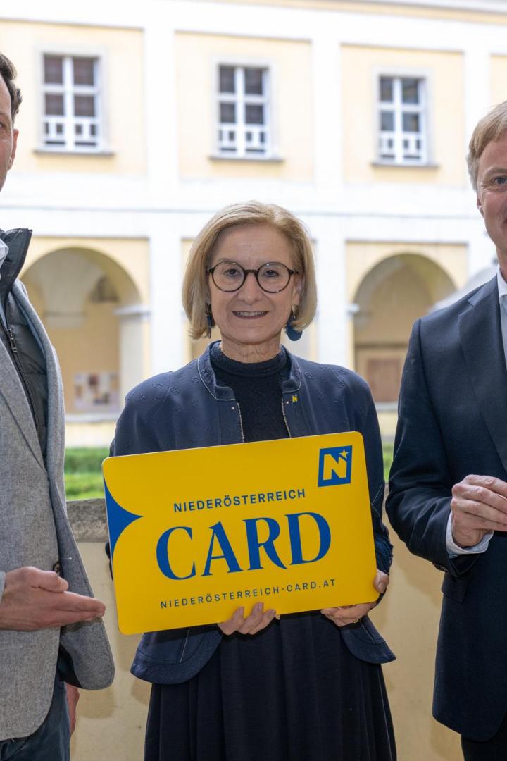 NÖ-CARD Geschäftsführer Klemens Wögerer, Landeshauptfrau Johanna Mikl-Leitner und Michael Duscher, Geschäftsführer der Niederösterreich Werbung, freuen sich auf die neue Saison der Niederösterreich-CARD