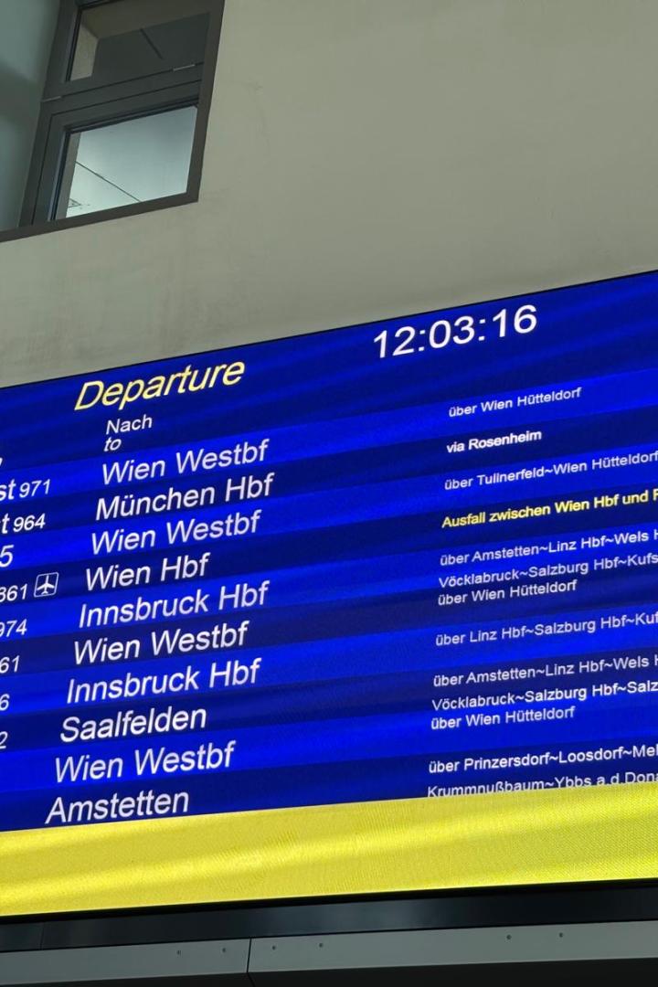 Anzeigetafel mit zahlreichen Zugverspätungen und Ausfällen am Bahnhof.