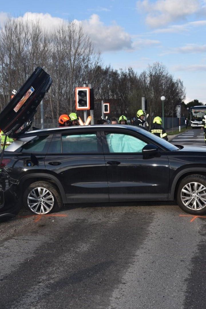 Pkw kollidiert mit Zug