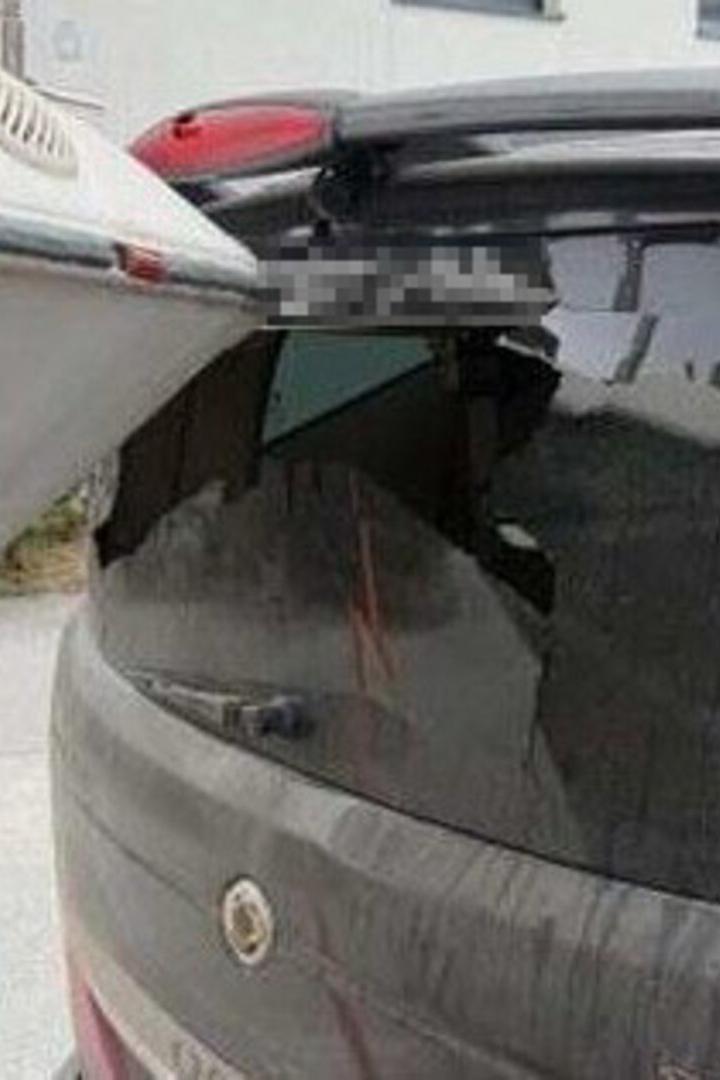 Auto mit einem Boot auf einem Anhänger