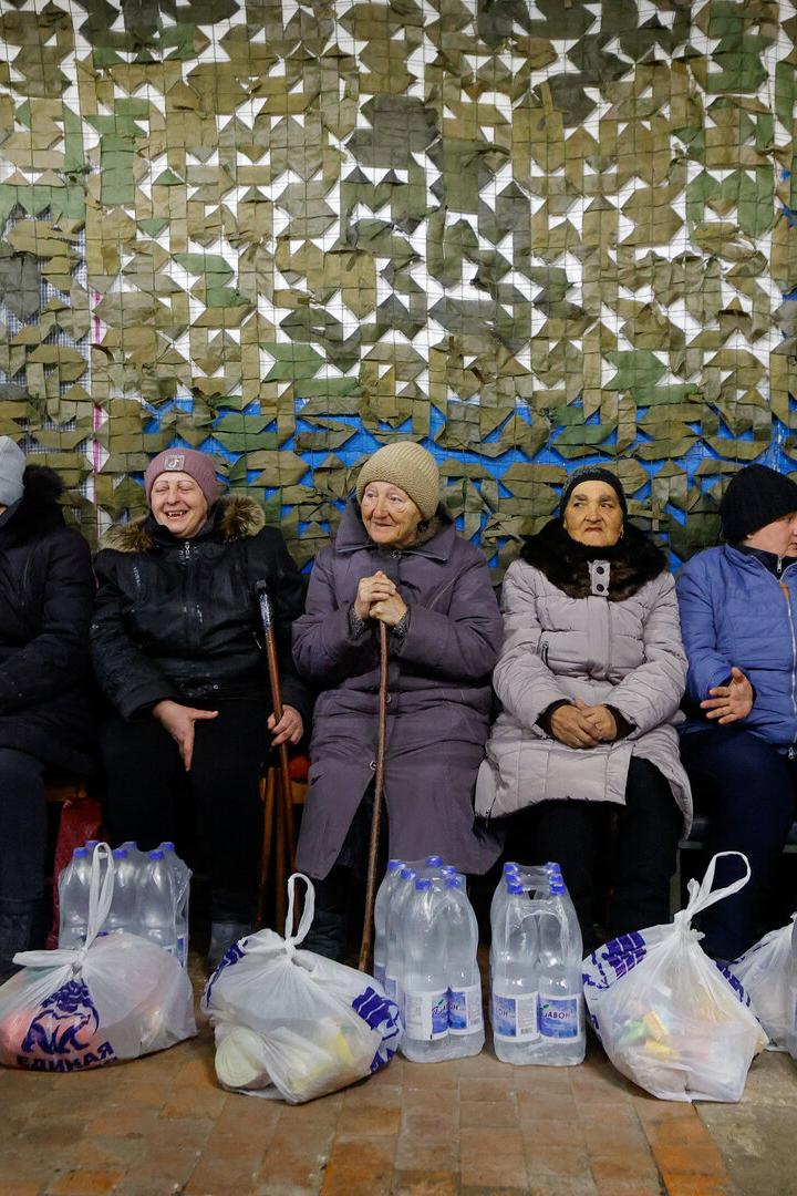 Zivilisten bei einer Nahrungsmittelausgabe in Donezk: 37 Prozent der Bevölkerung lebt in Armut, vor der Invasion waren es sechs.  