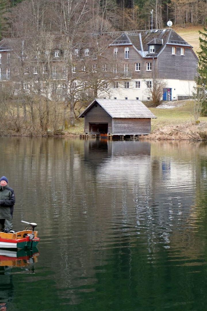 Fischer im Boot vor dem Wassercluster Lunz