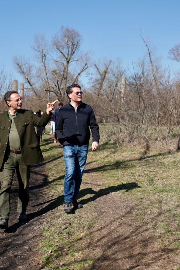 Alexander Mrkvicka und Jürgen Czernohorszky spazieren auf einem Pfad durch eine herbstliche Landschaft.