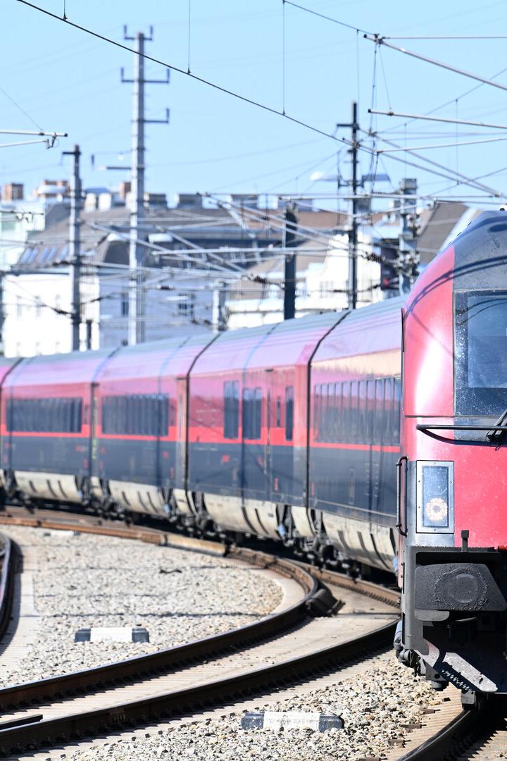 ++ THEMENBILD ++ ÖBB / BAHN / ZUG / EISENBAHN / VERKEHR / ÖFFENTLICHE VERKEHRSMITTEL