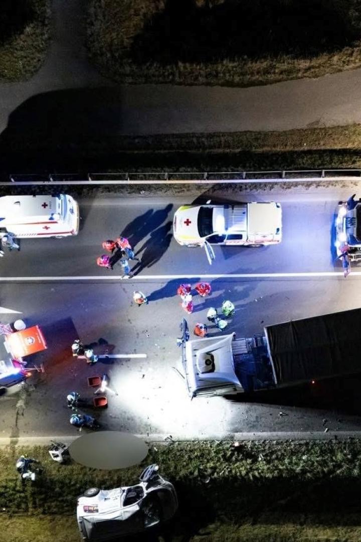 verkehrsunfall mit rettung und feuerwehr