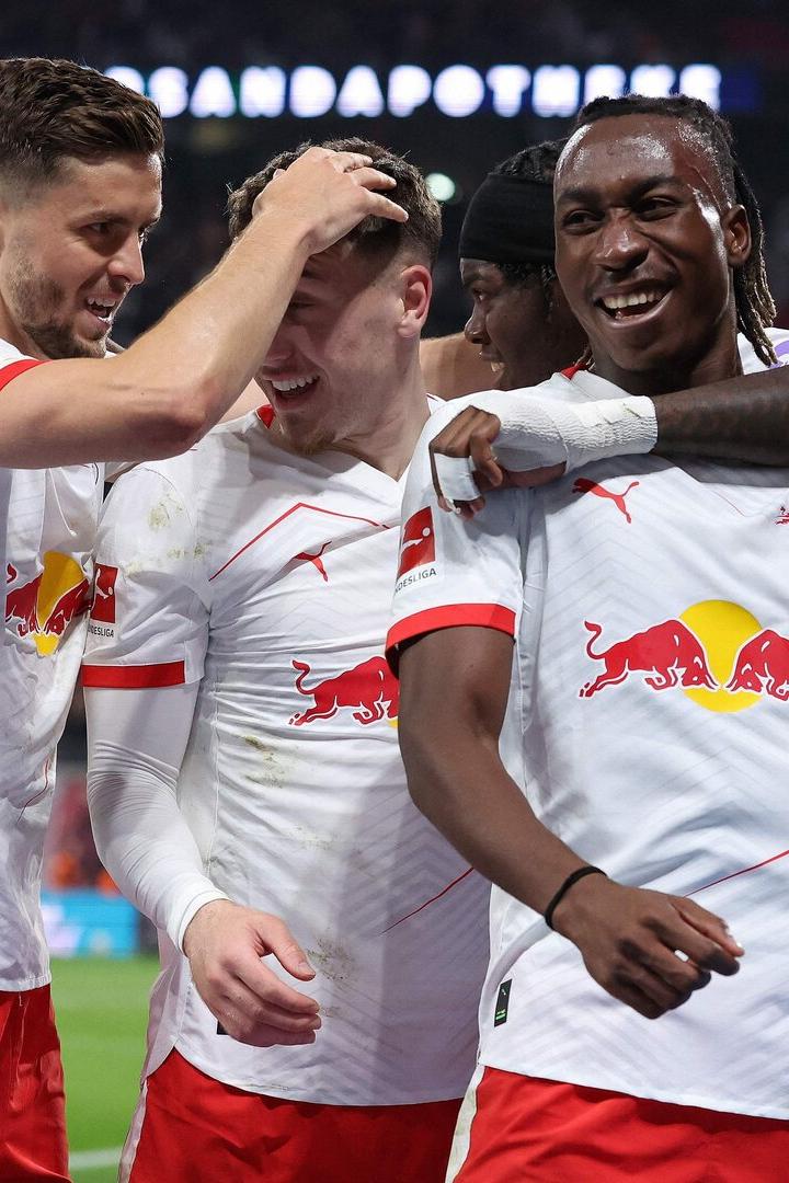 Baumgartner (li.) jubelt mit Kollegen