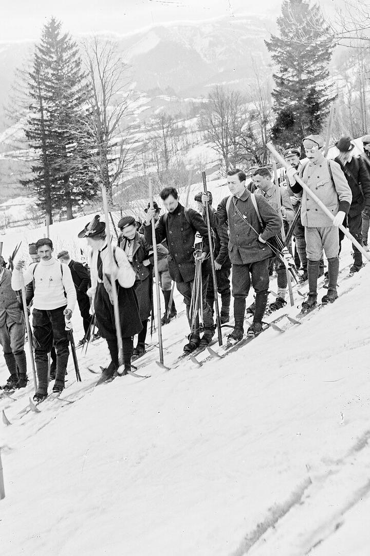 Für einen Torlauf braucht es Torstangen: Skifahrer setzen die Fahrmale. Der Sport war Anfang des 20. Jahrhunderts sehr beliebt. 
