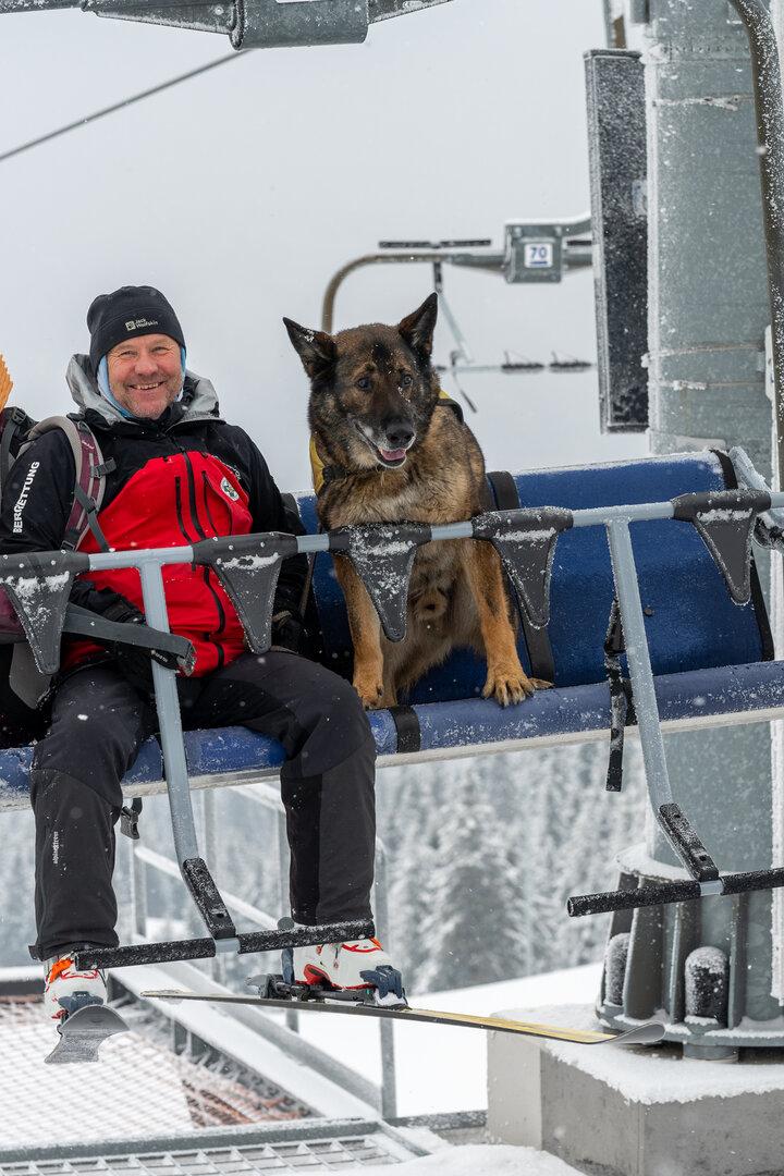 Im Notfall müssen die Hunde nicht nur Sessellift fahren, sondern auch  Helikopter fliegen.