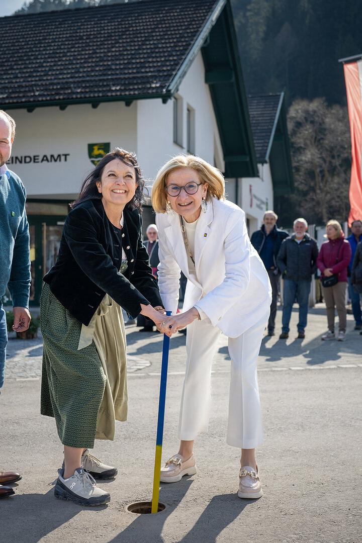 Landeshauptfrau Johanna Mikl-Leitner und Bürgermeisterin Elisabeth Hollinger mit Vizebürgermeister und Wassermeister Michael Gschaider.