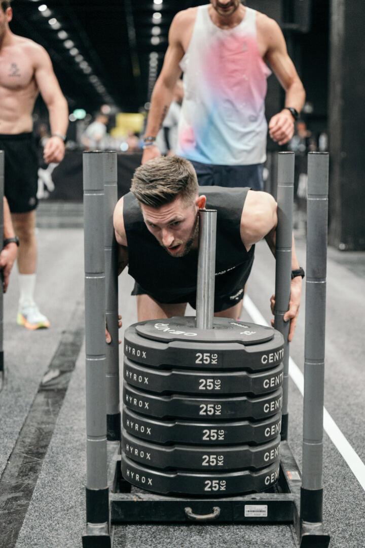 Diesen 150-Kilo-Schlitten heißt es bei einem Bewerb zu schleppen.