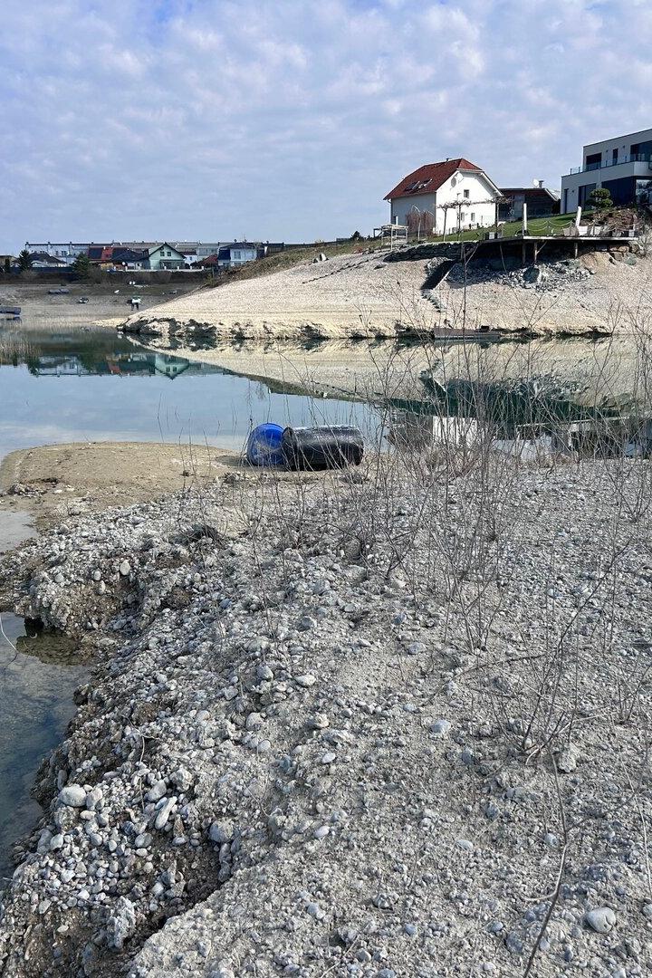 März 2026: Der Wasserstand des Föhrensees in Wiener Neustadt sinkt rapide.