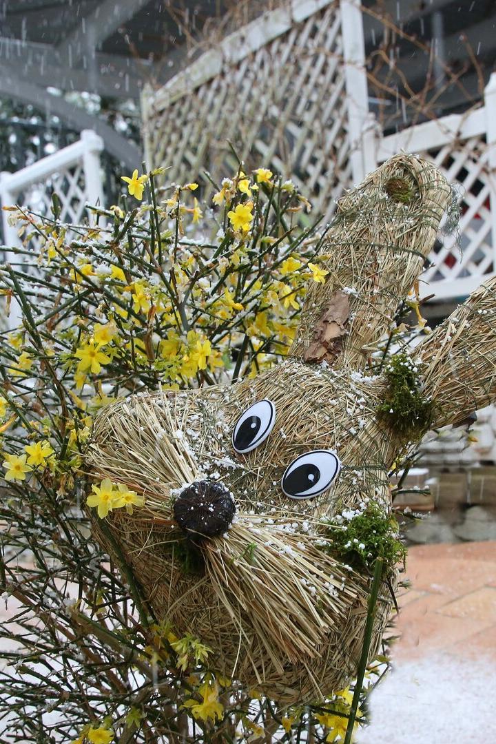 Osterhasenfigur und Schnee