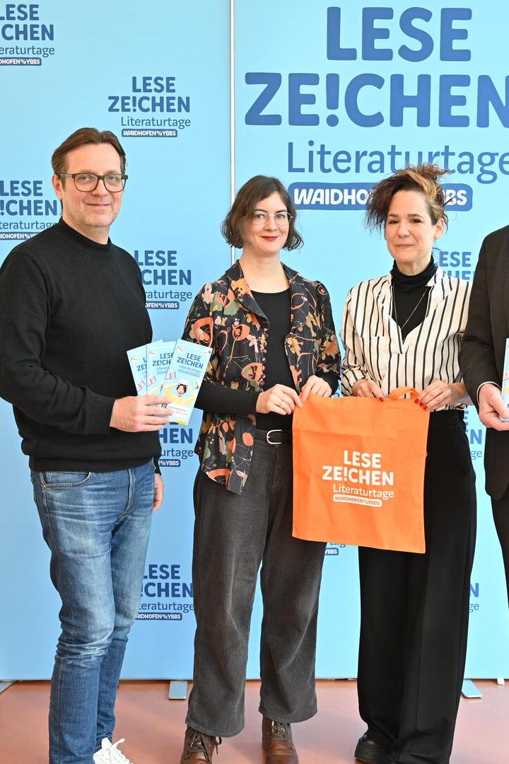 Hannes Mayrhofer (NÖ Kulturvernetzung), Marlen Mairhofer (Kuratorin Literaturtage), Stadtschreiberin Kinga Tóth, Bürgermeister Werner Krammer (v.l.) 