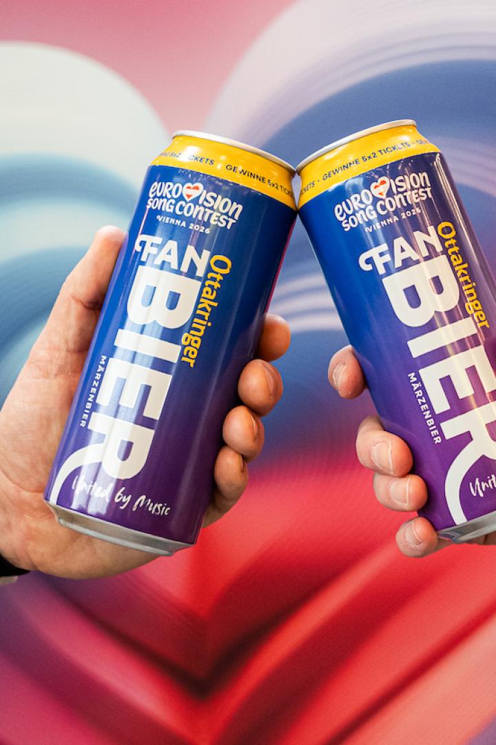 Zwei ESC-Bierdosen in der Hand