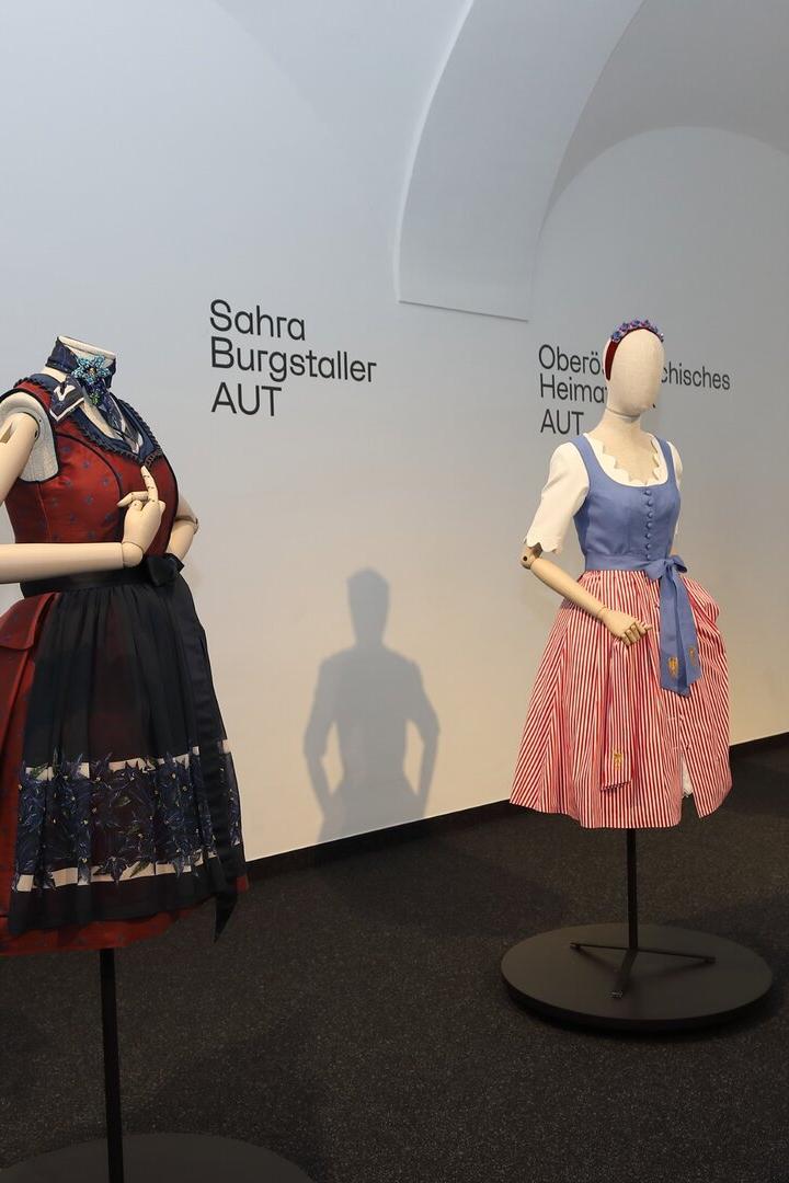 Mehrere Kleider in einer Ausstellung
