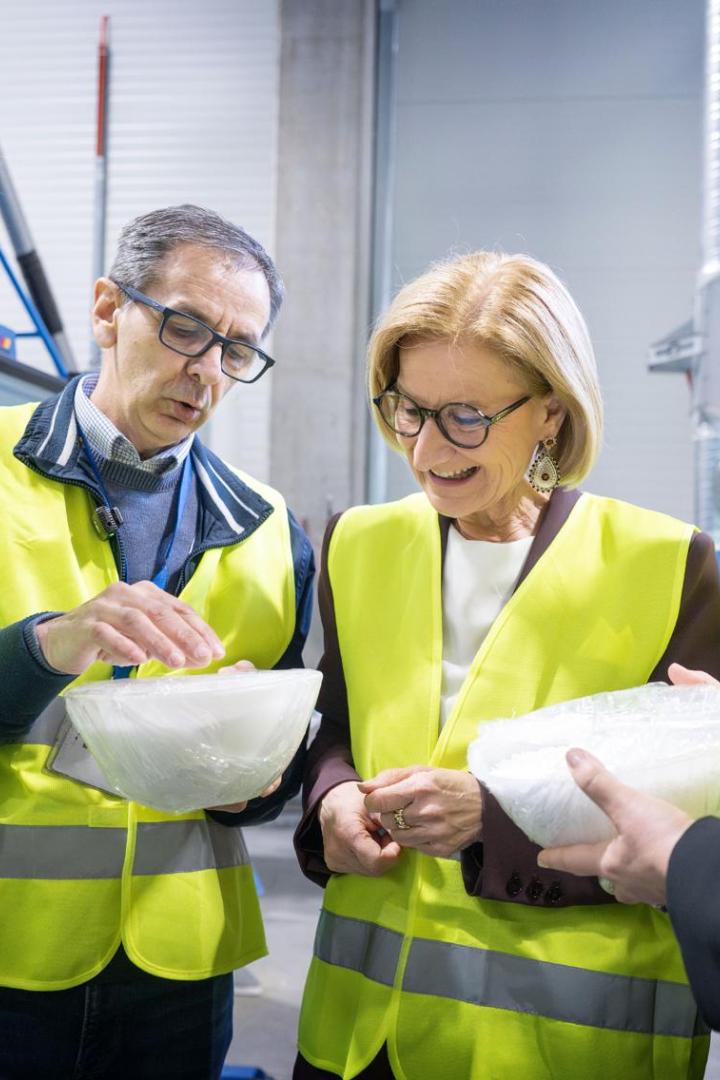 Botschaftern Yvonne Toncic-Sorinj, Produktionsleiter Mladen Ivic, Landeshauptfrau Johanna Mikl-Leitner und Bozana Kovacevic Covic, Managing Director Austrotherm Croatia bei der Besichtigung der Produktionshalle von Austrotherm