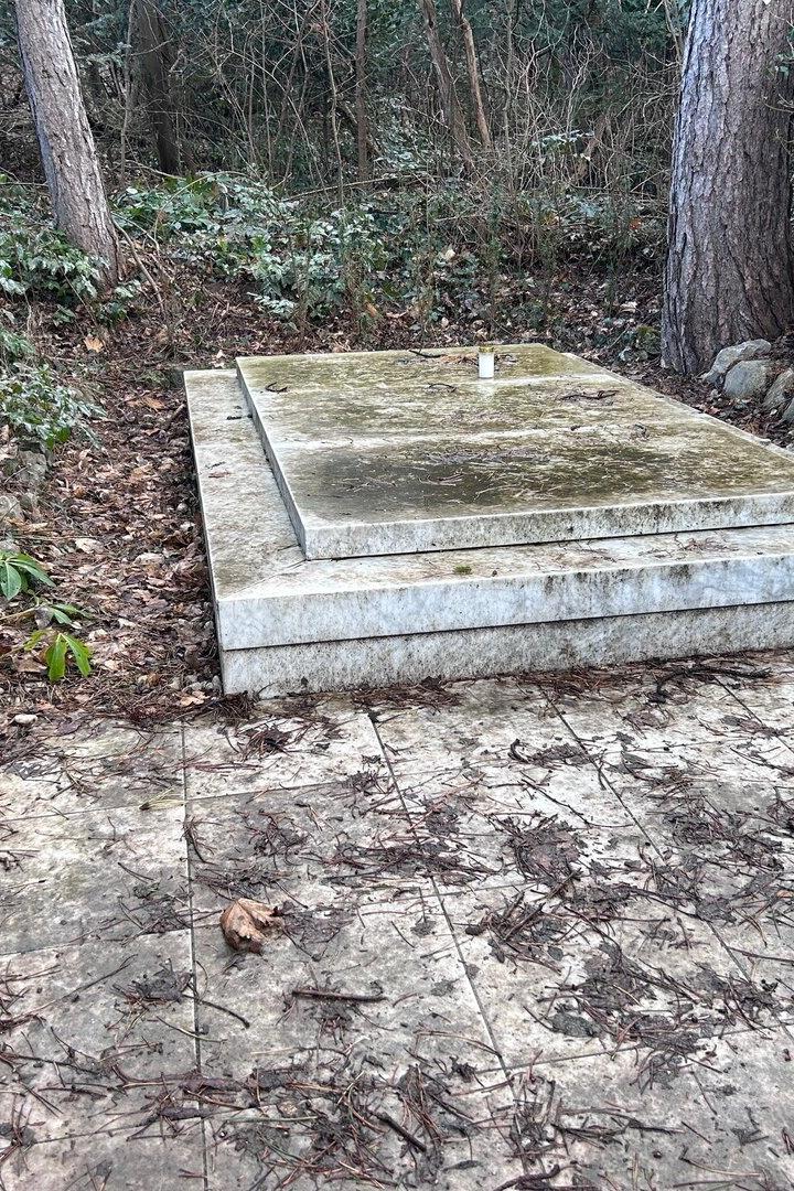 Die Gruft des verstorbenen Millionärs. Die Grabstelle wurde jahrelang von Regenwasser geflutet. Auch das beeinträchtigte die Laborergebnisse.