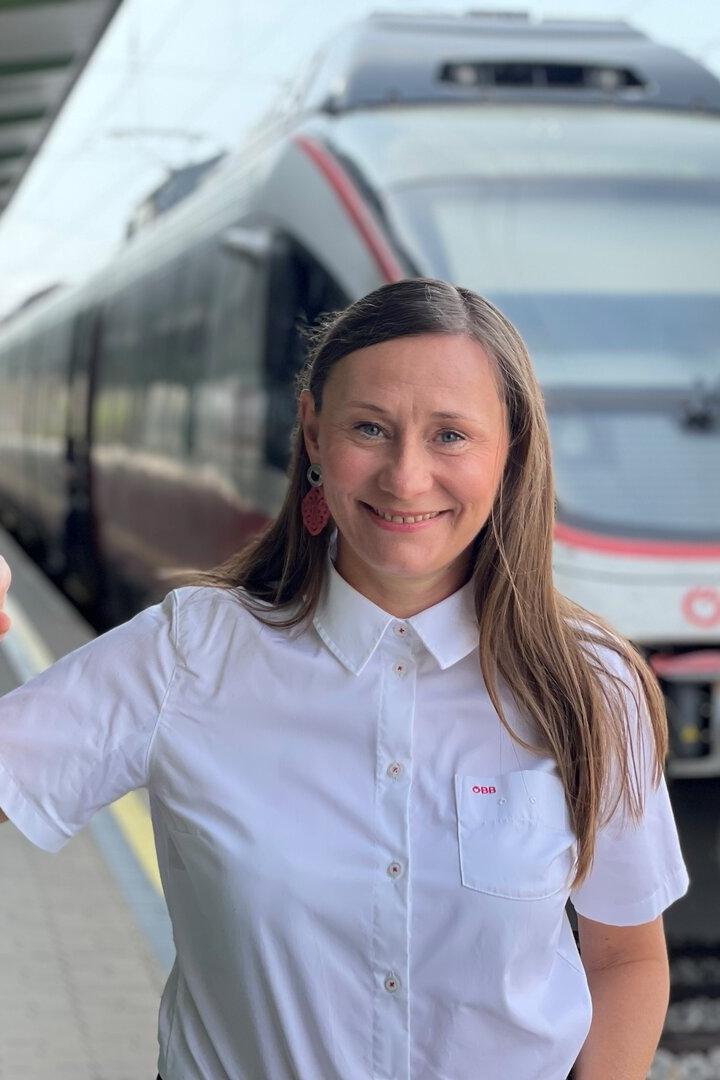 Die Lokführerin Monika Wasik steht vor einem Zug der Wiener S-Bahn.