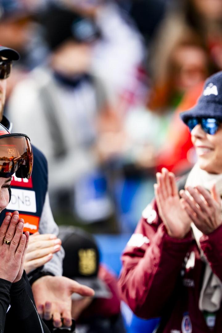Freudiger Moment: Mikaela Shiffrin feiert mit Freund Aleks und  Mama Eileen. 