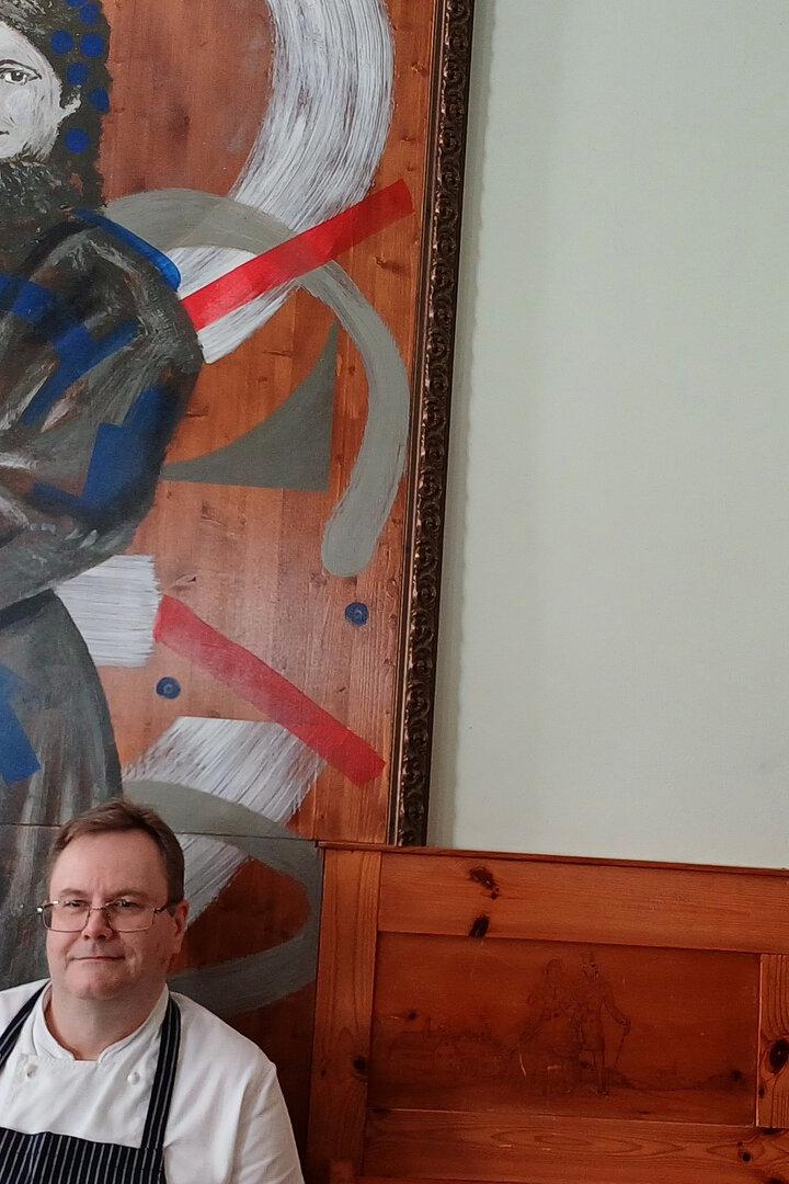 Liljan Credico und  Günter Gruber vor der überlebensgroßen Sisi im Gasthaus "Tante Liesl".