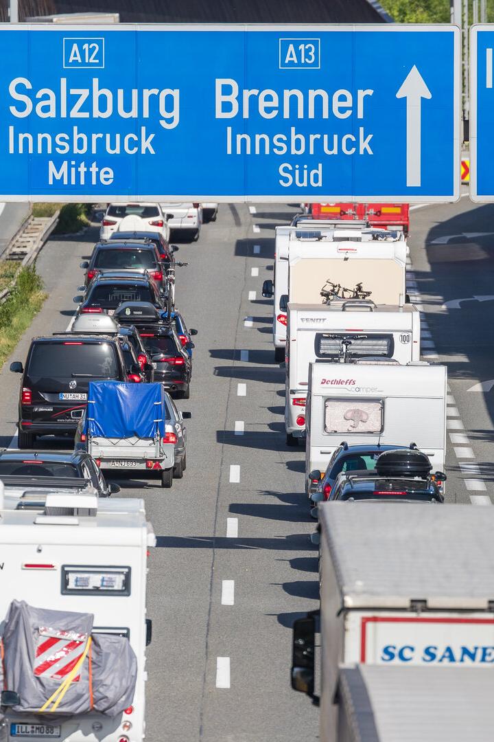 Stau auf einer Autobahn in Tirol