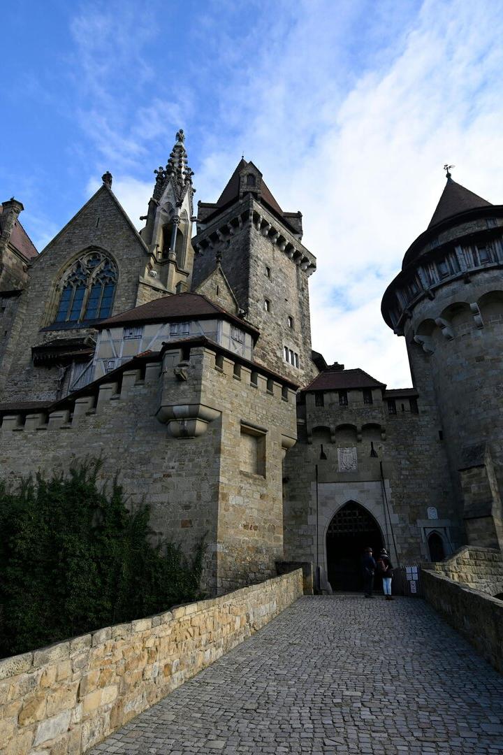 Blick auf die Burg Kreuzenstein
