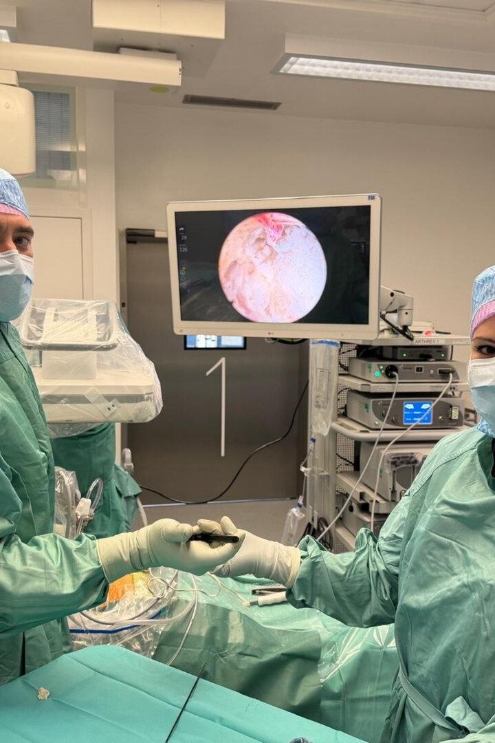 Oberarzt Matthias Stark und Manuela Pürzl bei der endoskopischen Wirbelsäulenoperation.