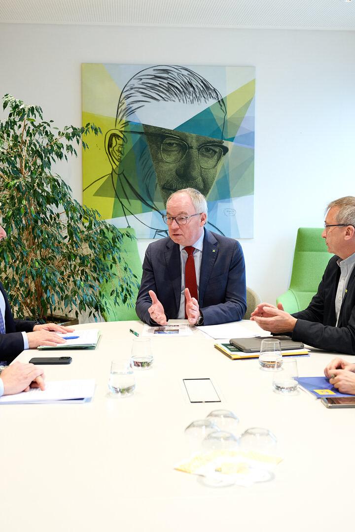 Pernkopf diskutiert mit Experten