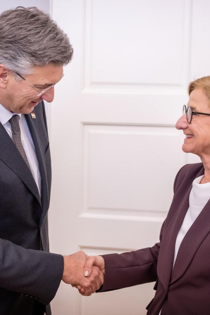 Premierminister von Kroatien Andrej Plenković schüttelt der Landeshauptfrau von Niederösterreich, Johanna Mikl Leitner. die Hand 