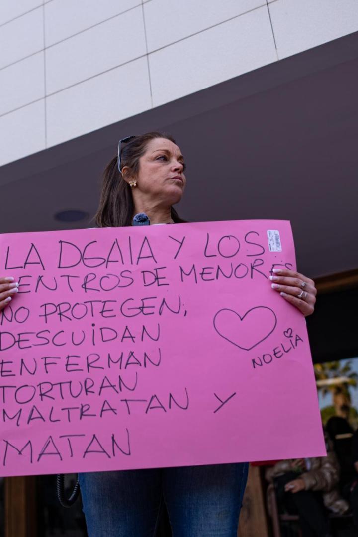 Frau protestiert in Spanien für Noelia Castillo.