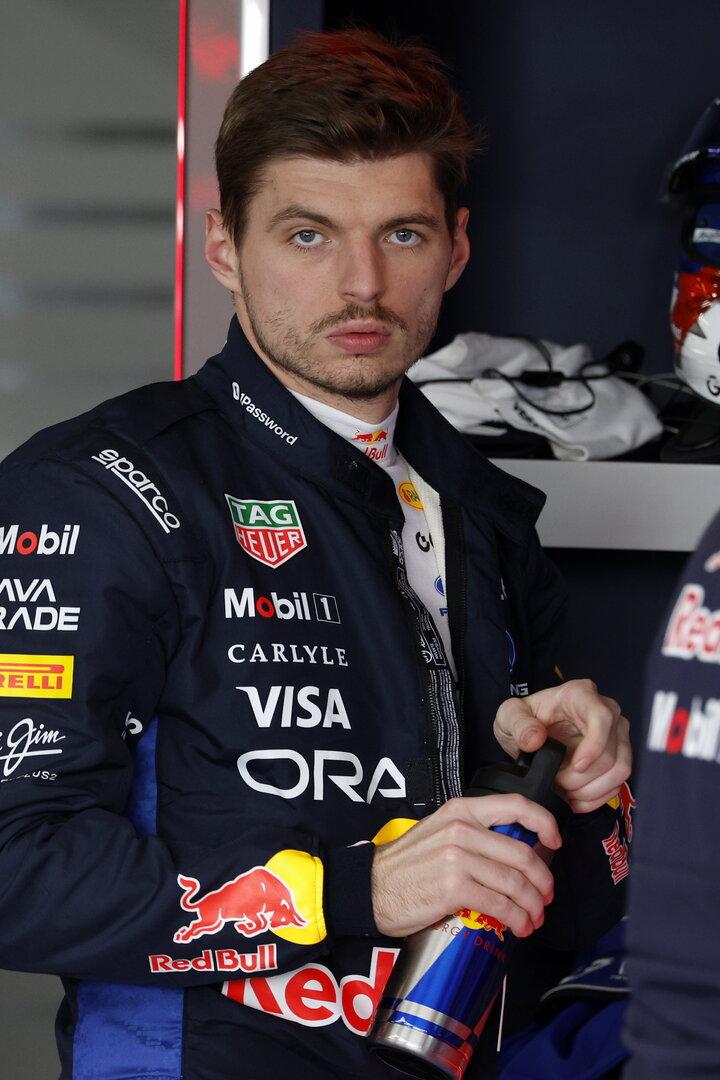 Max Verstappen in Japan in der Box von Red Bull Racing.