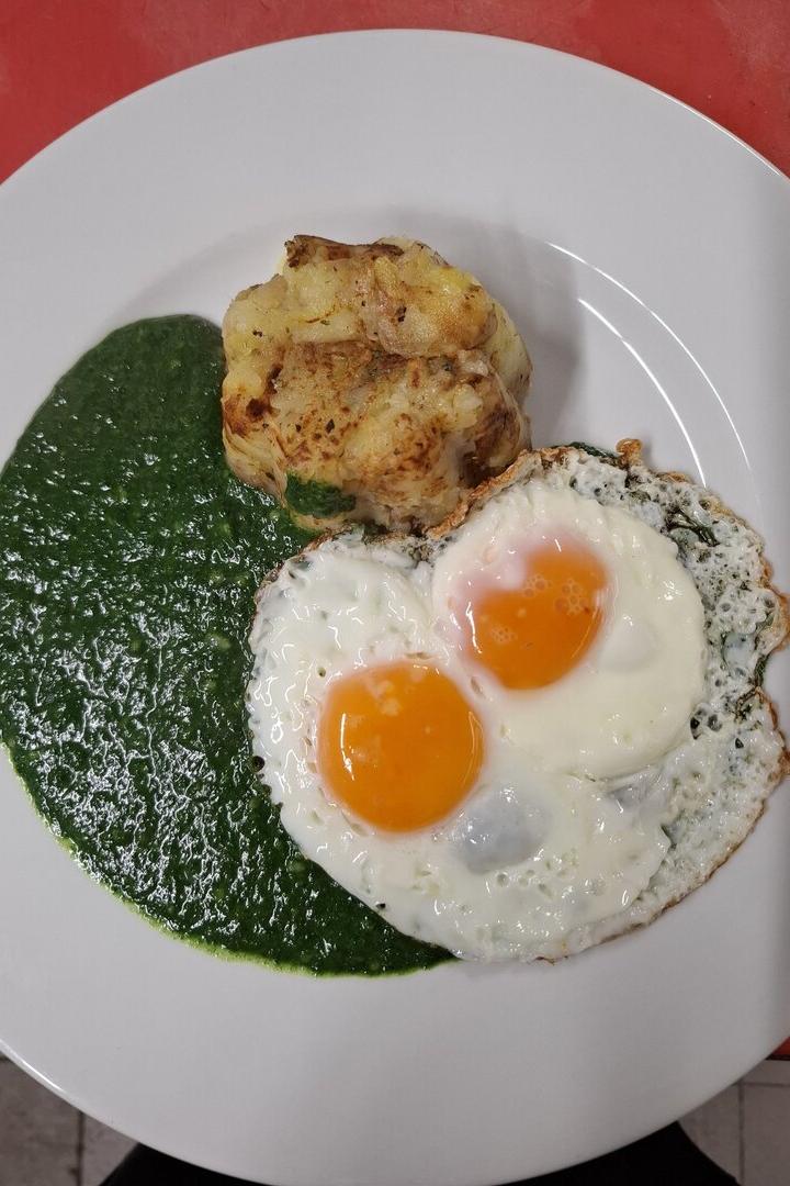 Cremespinat, Rösterdäpfel und zwei Spiegeleier