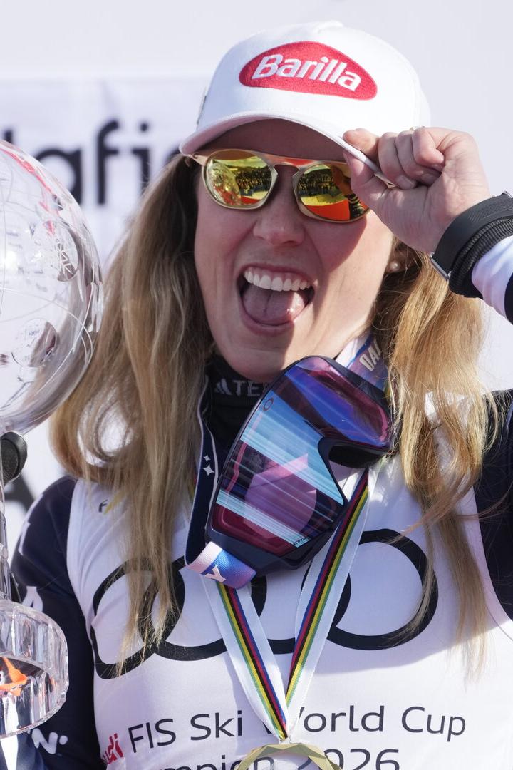 Mikaela Shiffrin präsentiert ihre große Kristallkugel.
