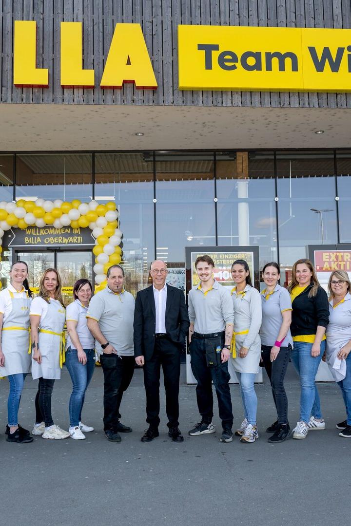 Vor einem Billa-Markt in Oberwart posiert das Team Willax für ein Gruppenfoto.