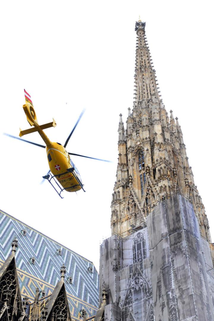 Fliegender Hubschrauber neben Stephansdom