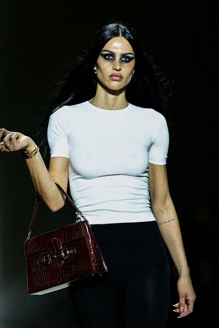Model auf dem Laufsteg: Gucci pAm plakativsten zeigt es Demna bei Gucci: extreme Smokey Eyes und ungekämmtes Haar.resents its Fall/Winter 2026/2027 collection during Milan Fashion Week