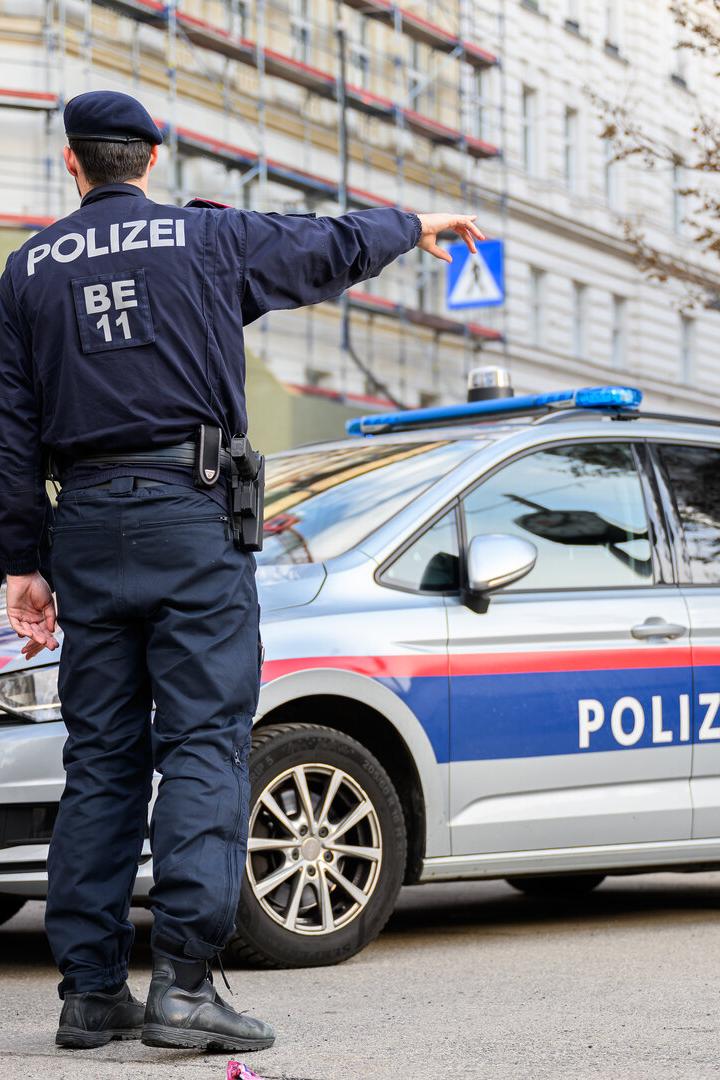 BAUGERÜST IN WIEN-ALSERGRUND EINGESTÜRZT - MANN IN LEBENSGEFAHR