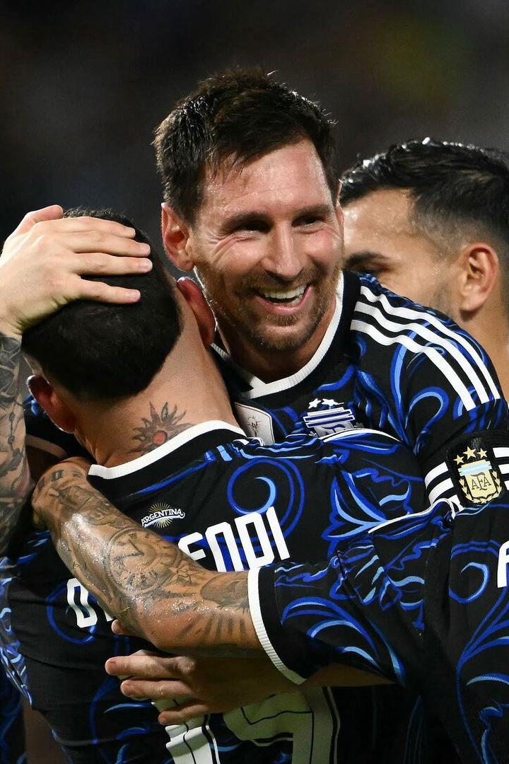 Lionel Messi feiert mit seinen Teamkollegen.