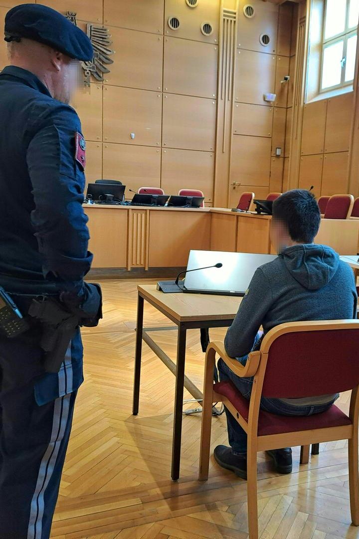 OBERÖSTERREICH: PROZESS GEGEN 17-JÄHRIGEN NACH MESSERATTACKE AUF MUTTER UND SCHWESTER (UNTERBRINGUNG)