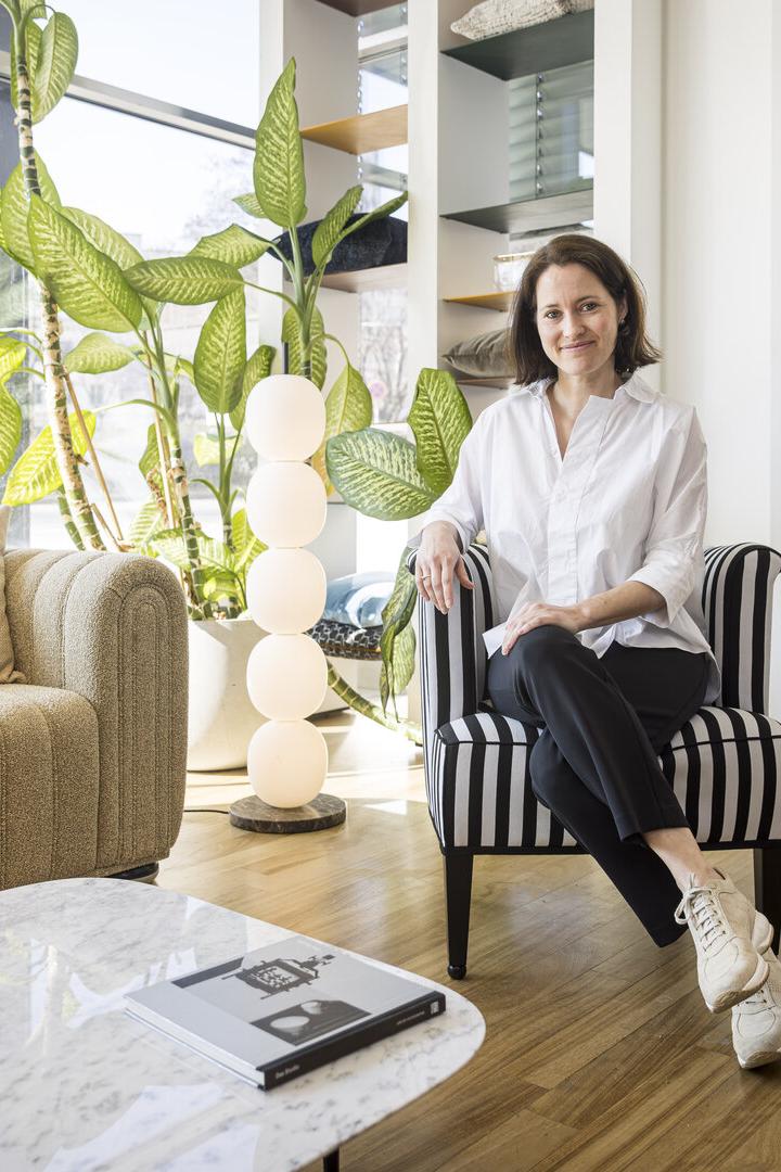 Alice Wittmann im Sessel von Josef Hoffmann