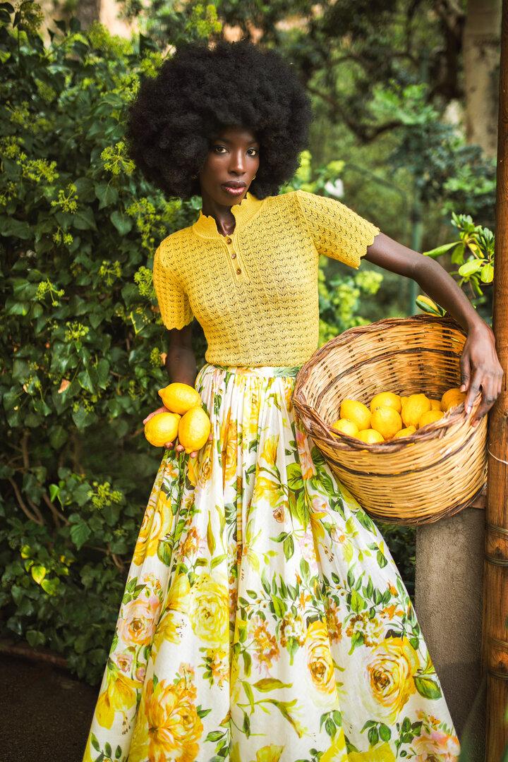 Model in gelbem Outfit von Lena Hoschek