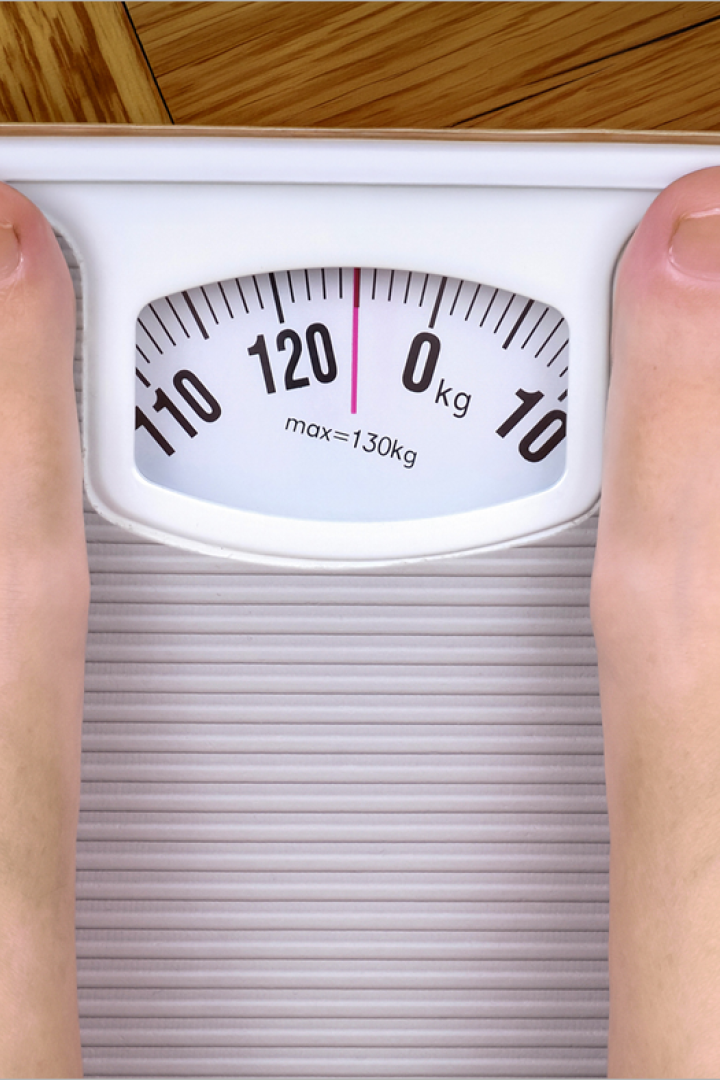 Füße auf einer Waage von oben