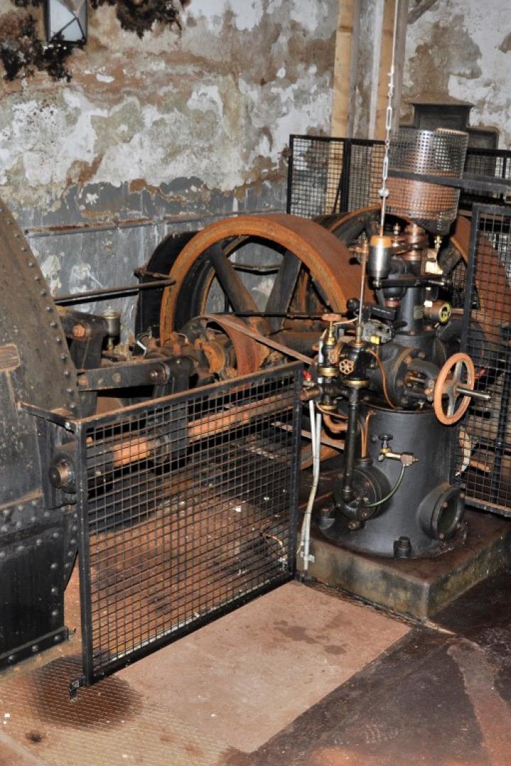 Die alte Wechselstromanlage im Inneren des baufälligen Gebäudes.