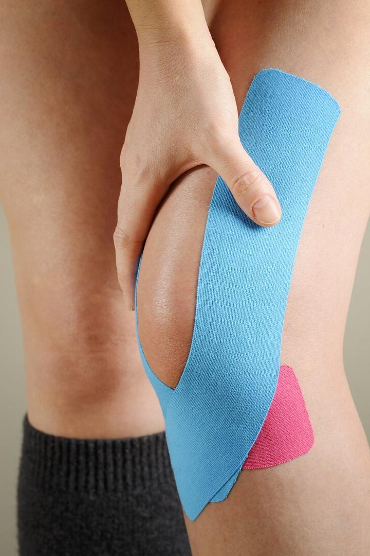 Kinesiotape auf einem Knie.