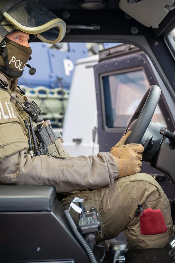 Cobra Beamter im neuen ENOK light Fahrzeug 