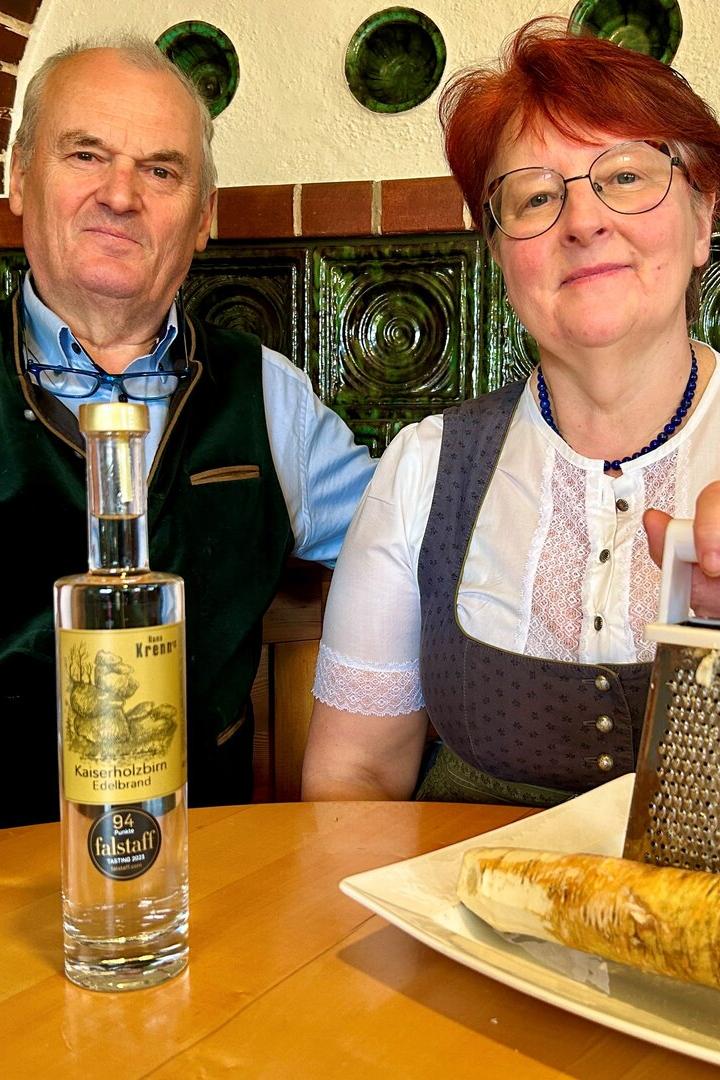 Hans und Martina Krenn vor dem Kachelofen in ihrem Wirtshaus. 