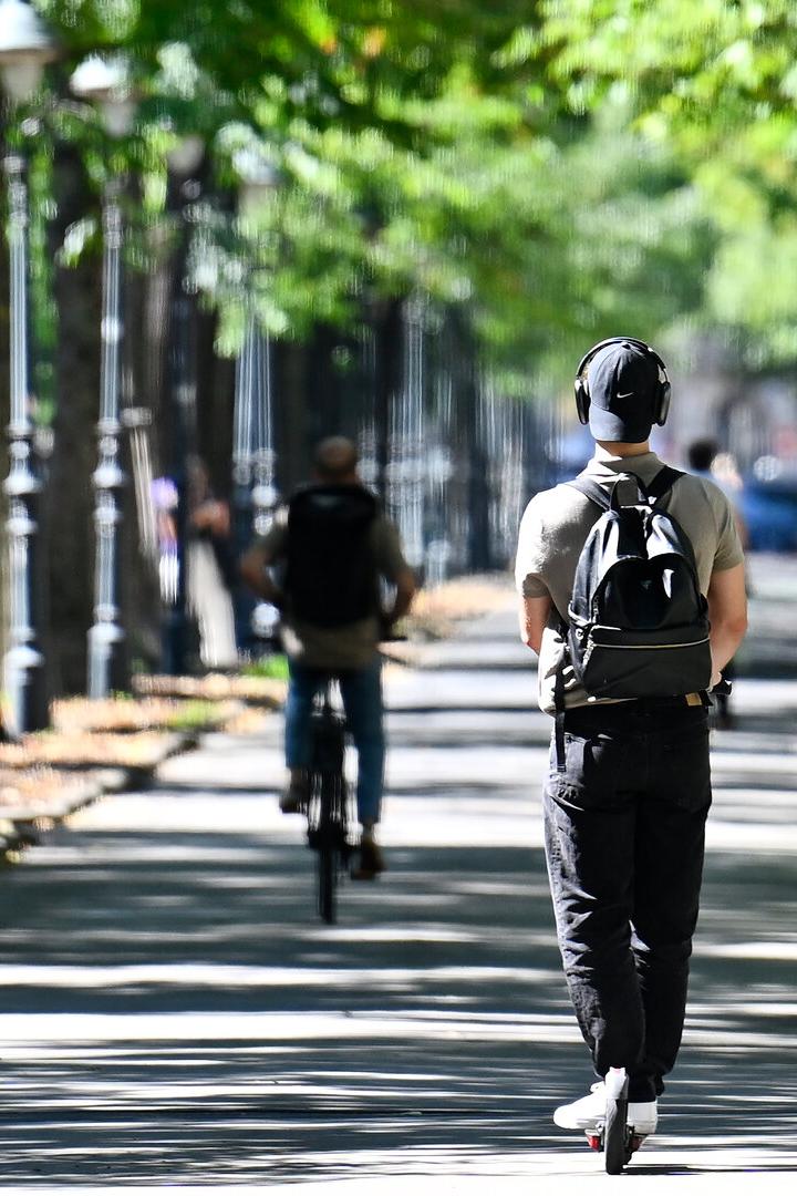 ++ THEMENBILD ++ E-SCOOTER / E-FAHRZEUG / HELMPFLICHT / VERKEHR / VERKEHRSSICHERHEIT