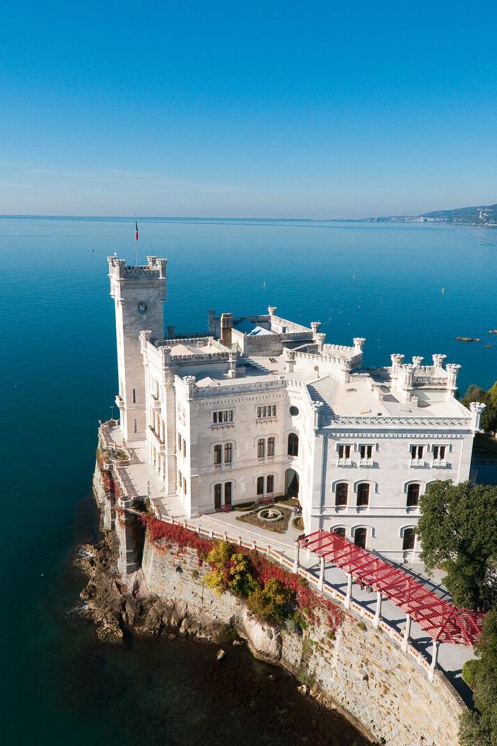 Das Schloss Miramare thront auf einer Klippe über dem blauen Meer.