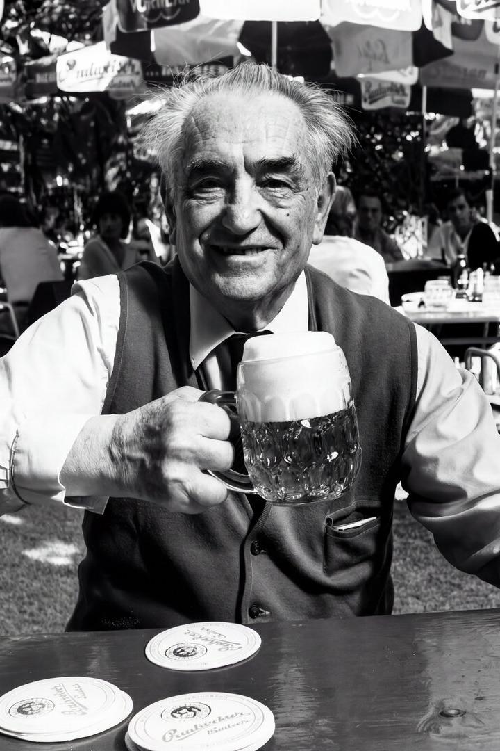 Karl Kolarik mit einem Budweiser Bier im Schweizerhaus